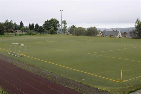 Neuer Kunstrasen für Fußballplatz im Erzgebirge