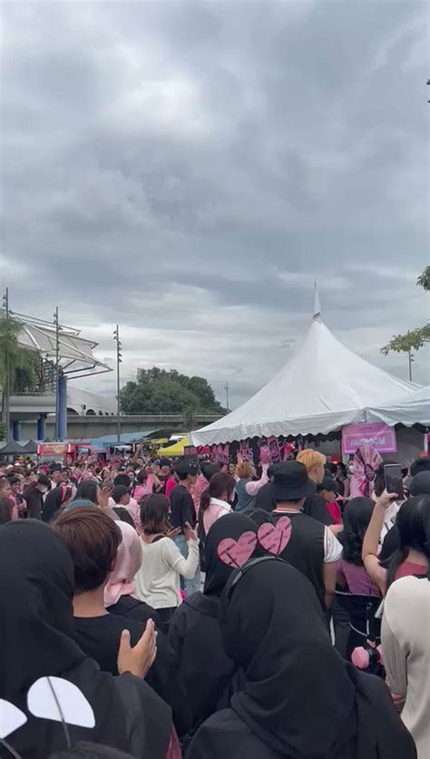 🐰jeanxx Misamo🏁inactive On Twitter Fans Dancing To Pop Outside Snbj Stadium Malaysia