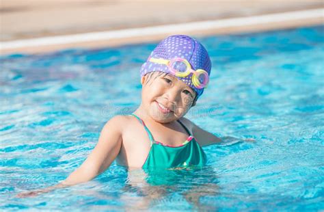 Söta tjejer i bikini Nakna flickor och deras fittor