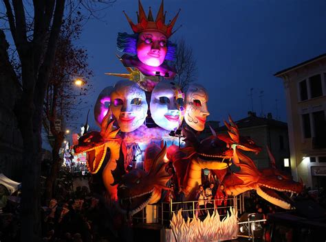 Carnevale Guarda Le Foto E Il Video Della Prima Sfilata Dei Carri