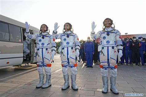 C R Monie D Au Revoir Pour Les Astronautes Chinois De La Mission