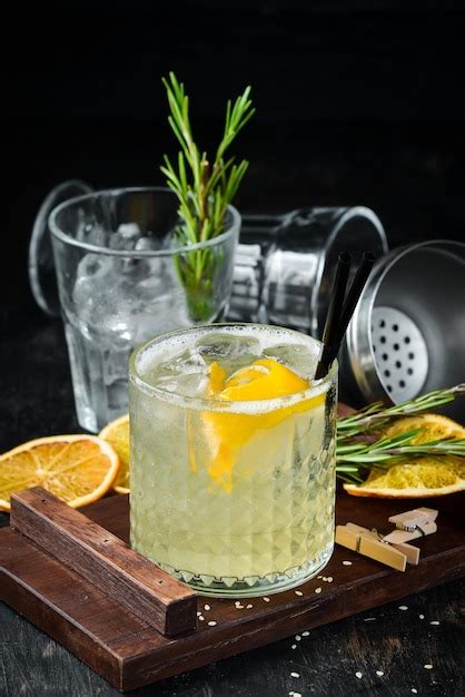 Cocktail Gin Tonic Con Agrumi In Un Bicchiere Su Uno Sfondo Di Legno