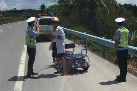 老人误上高速逆行骑车 琼海交警及时劝阻并助其回家 新浪海南 新浪网