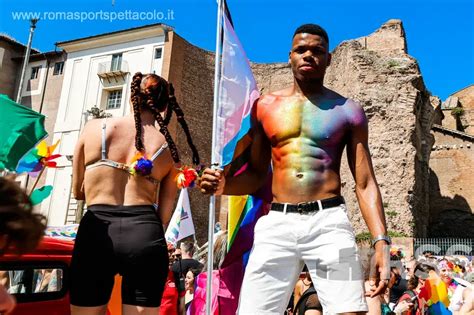 Un Milione Di Persone Celebrano Il Gay Pride Un Trionfo Di Diversit