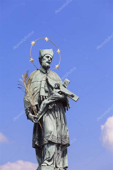 Estatua De San Juan Nepomuceno Con Crucifijo En La Mano Puente De