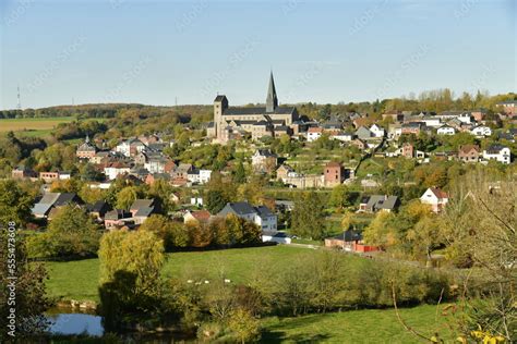 Le village de Lobbes avec son imposante collégiale Saint Ursmer la