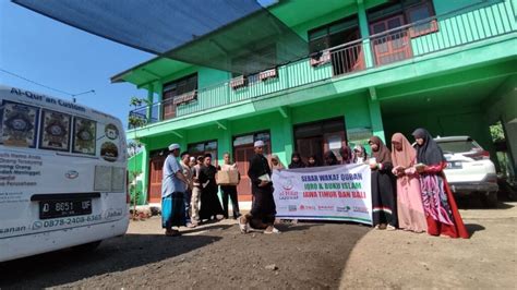 Tim Sebar Wakaf Quran Al Hilal Bagikan Ratusan Al Quran Gratis