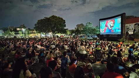 El Cine Bajo Las Estrellas Convoc A Una Multitud En Yerba Buena