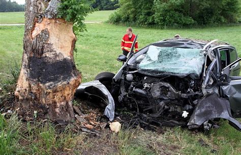 Gegen Baum Geprallt Autofahrer Stirbt Im Landkreis Rosenheim