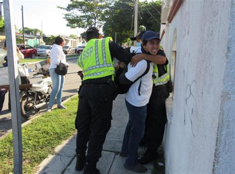 Policías agreden y detienen arbitrariamente a reportero Haz Ruido