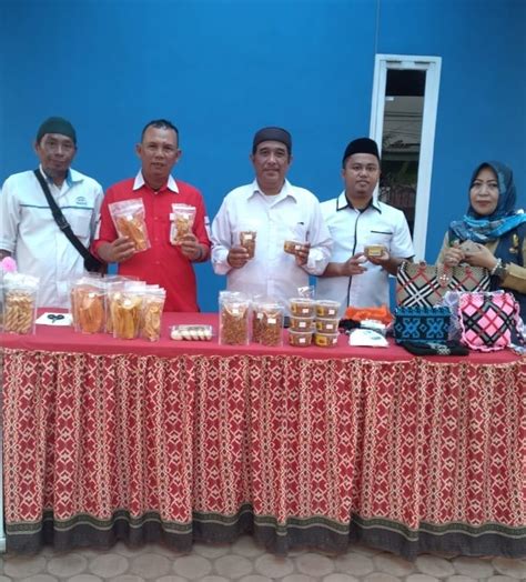 Dukung Ekonomi Kreatif KUA Mandai Serahkan Sertifikat Halal