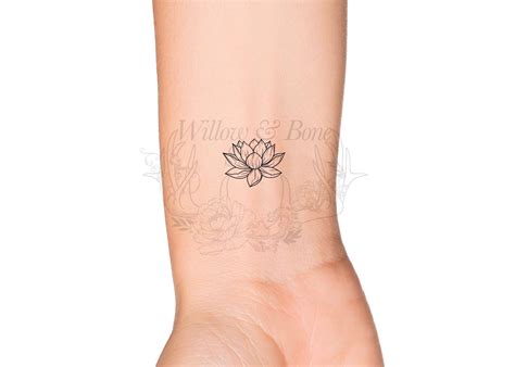 Contorno Del Tatuaggio Del Fiore