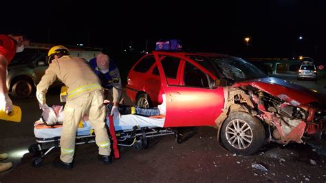 Passageiro fica ferido após carro bater em poste na Rua Souza Naves