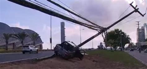 Carro Bate E Derruba Poste Na Avenida Paralela Em Salvador Voz Da Bahia