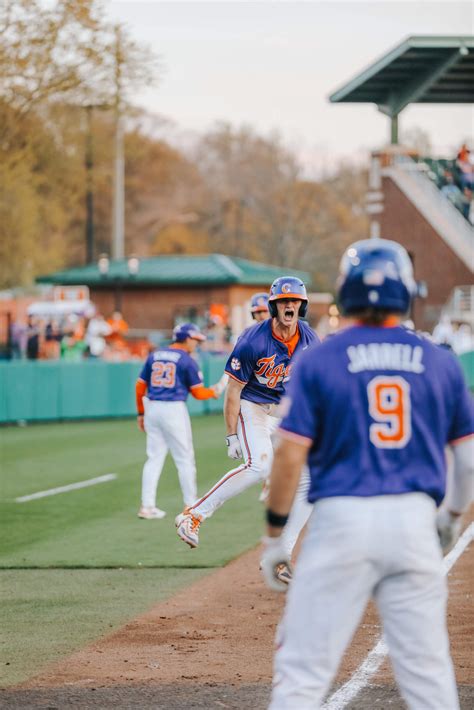 No 3 Clemson Scores Eight In The Ninth To Defeat No 7 Seminoles 9 8 In Game 2 Of Doubleheader