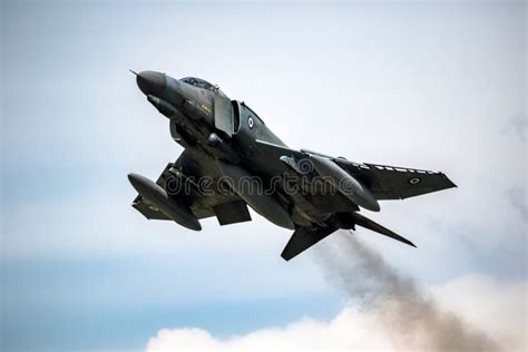 Avión De Combate F4 Phantom Ii De La Fuerza Aérea De Grecia En Vuelo