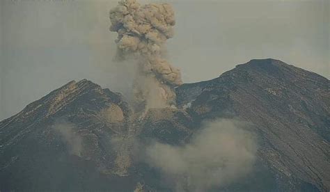 Gunung Semeru Kembali Erupsi Semburkan Asap Material Vulkanik Setinggi