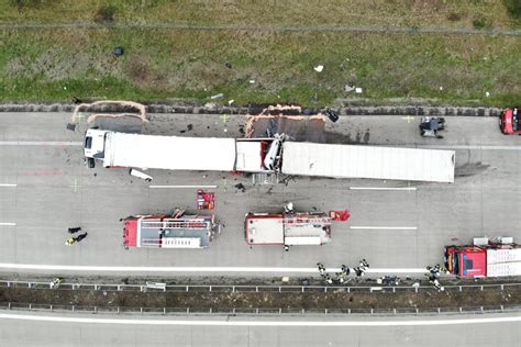 Tragischer Unfall Auf A2 Bei Burg Sattelzug Kracht In Stauende Fahrer