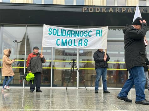 Protest rolników przed Urzędem Wojewódzkim w Rzeszowie ZDJĘCIA