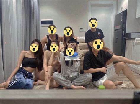 Cựu hot girl Hà thành khoe ảnh tụ tập ăn mừng sinh nhật bất chấp Chỉ thị