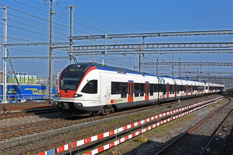 Rabe Auf Der S F Hrt Am Beim Bahnhof Flickr