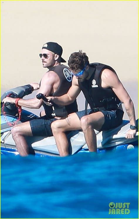 Zac Efron Shows Off His Abs During Mexico Vacation | Photo 1210086 ...