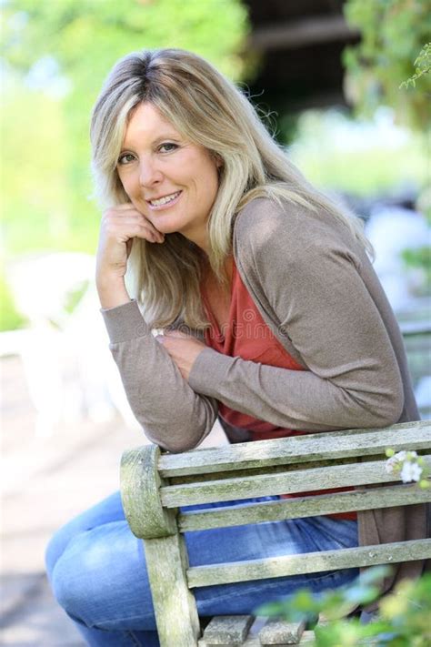Femme Blonde Mûre S asseyant Sur Le Banc Image stock Image du heureux caucasien