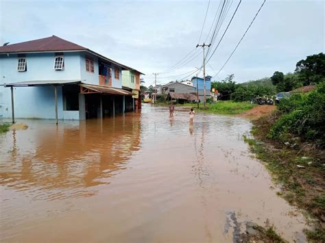 Pasar Darit Terendam Banjir Jalan Raya Landak Bengkayang Putus