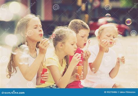 Bambini Che Soffiano Le Bolle Allaperto Fotografia Stock Immagine Di