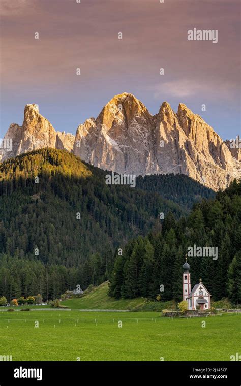 Iglesia De San Juan En Ranui Con Dolomitas De Odle Detr S Al Atardecer