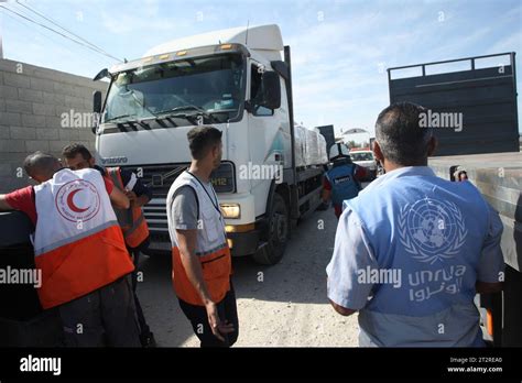 Rafah Gaza 21 De Octubre De 2023 Trabajadores De La Media Luna Roja