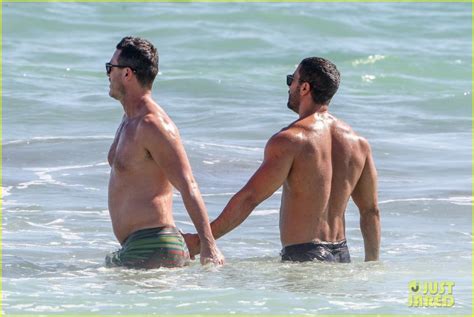 Una Exhibición De Músculos Las Fotos De Luke Evans Y Su Novio En La Playa