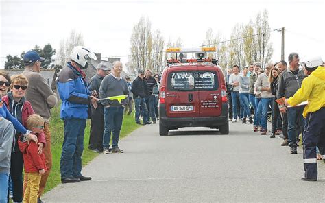 Preuve Cycliste Jacky Lem E Beaucoup De Monde Sur Le Parcours Le