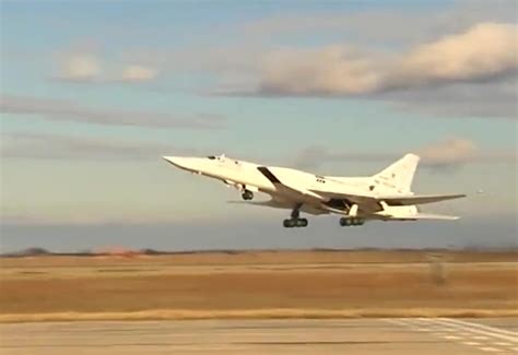 Бомбардировщик Ту-22 выкатился за пределы ВПП на аэродроме под Калугой