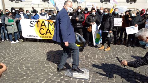 Napoli Barbieri E Parrucchieri In Crisi Confesercenti Vogliamo