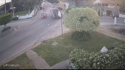 V Deo C Mera Flagra Momento Em Que Caminh O Capota Em Capela E Bate Em