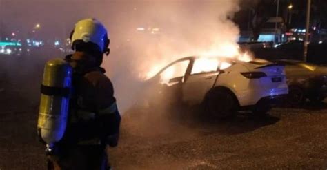 Tesla Tiba Tiba Terbakar Ketika Owner Tengah Makan