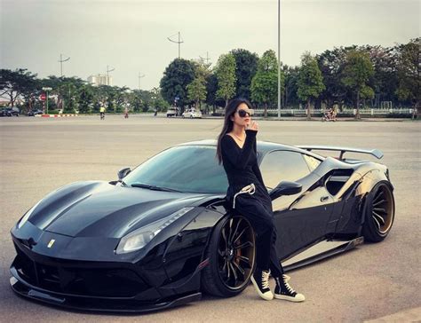 Hot girl 9x xuất hiện bên cạnh một loạt siêu xe xe thể thao đình đám ở Việt Nam là ai