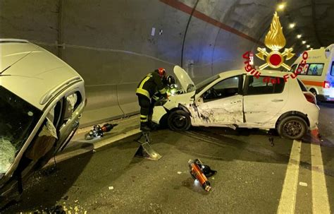 Scontro Tra Auto Nella Galleria Di Casacastalda Lungo La Superstrada