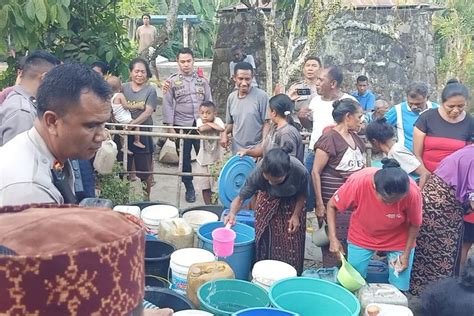 Kekeringan Di Sikka Liter Air Bersih Didistribusikan Ke Desa