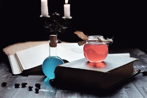 Ensemble De Livre De Sorcellerie Potions Magiques Et Bougies Sur Table