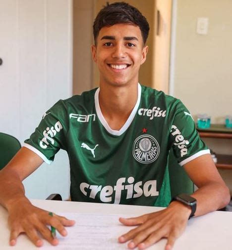 Colega De Endrick No Sub Zagueiro Vitor Reis Assina Contrato