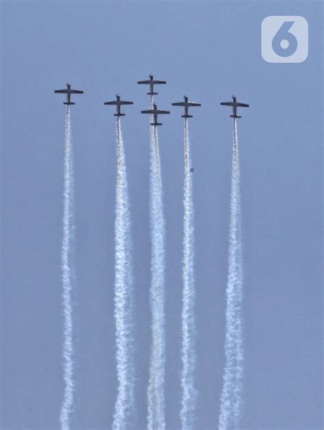 FOTO HUT Ke 74 TNI Akrobatik Pesawat Tempur Hiasi Langit Jakarta