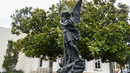 Sables D Olonne La Statue De Saint Michel Restera Finalement Sur