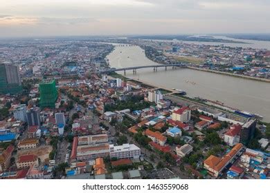 Aerial View Of Independence Monument In Phnom Penh: Over 59 Royalty ...