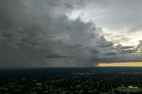 Paisagem De Nuvens Escuras E Sinistras Se Formando No C U Tempestuoso