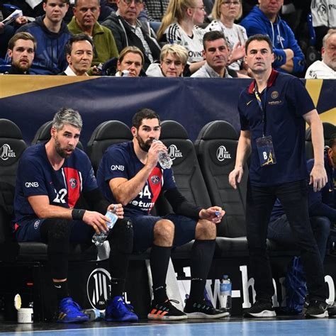 Hand Le PSG et son coach Raul Gonzalez dos au mur face au Barça en