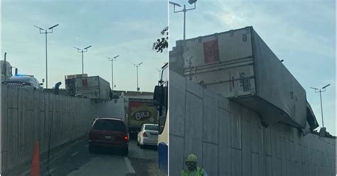 Caos En La México Cuernavaca Vuelca Tráiler Que Transportaba Alimentos