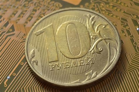 Moneda rusa con un valor nominal de 10 rublos se encuentra en la ...
