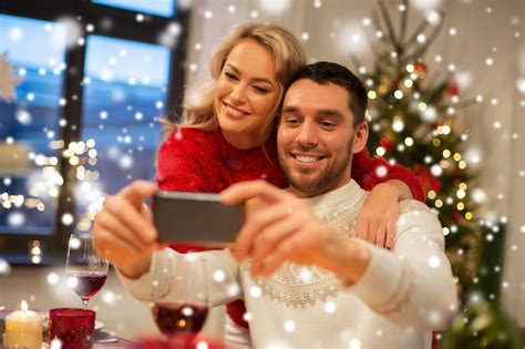 Premium Photo Happy Couple Taking Selfie At Christmas Dinner